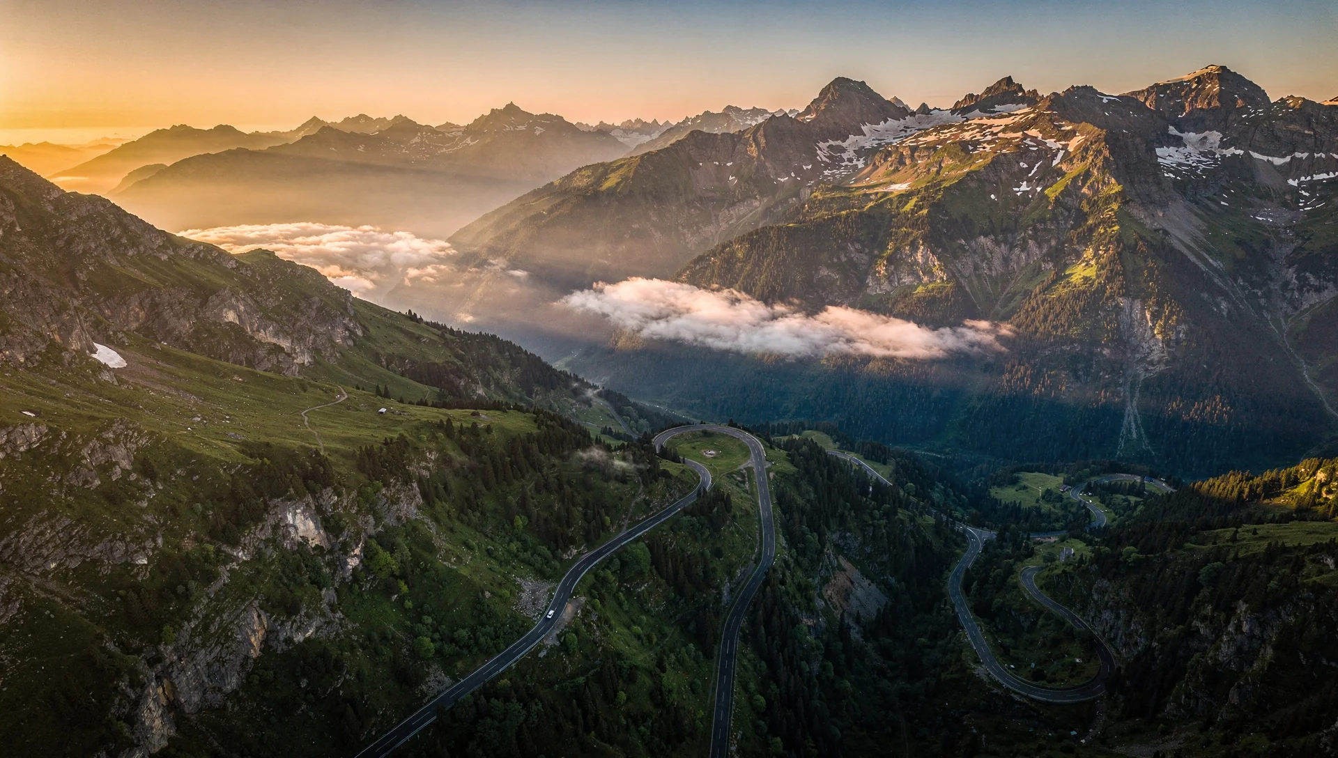 Route de montagne au coucher du soleil